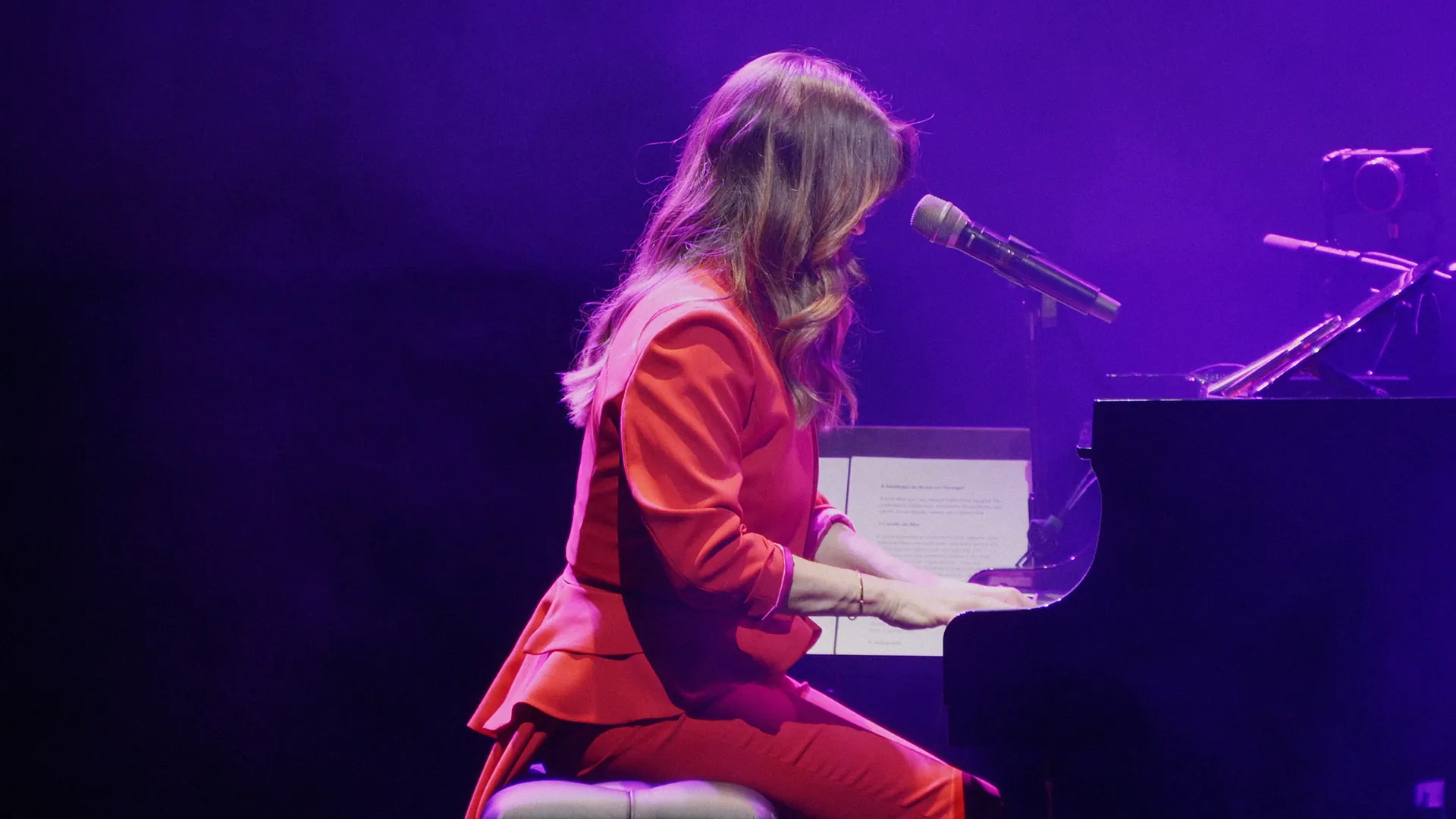 Maria Ana Bobone de perfil ao piano