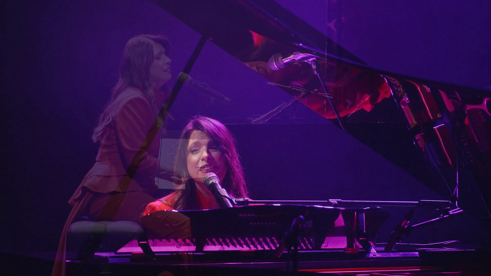 Maria Ana Bobone ao piano, sobreposição de imagens