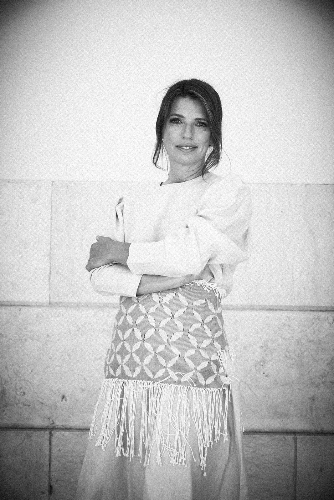 Maria Ana Bobone, retrato a preto e branco junto a uma parede